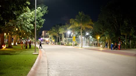 Schwenk-über-Ein-Viertel-In-Cancun-Mit-Menschen,-Die-Halloween-Feiern-Und-Nachts-Nach-Süßem-Oder-Saurem-Fragen