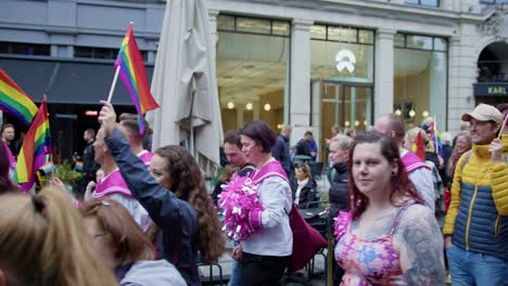Viele-Menschen-Marschieren-In-Oslo-Pride-2022,-Seitenansicht