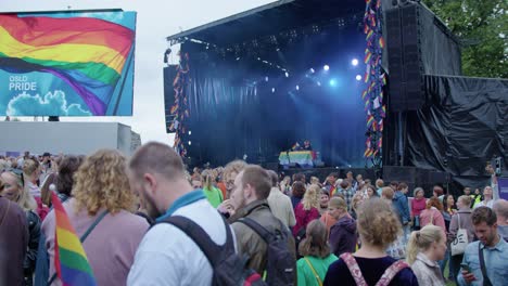 Menschenmenge-Und-Leuchtende-Bühne-Des-Oslo-Pride-2022,-Ansicht-Rechts-Schwenken