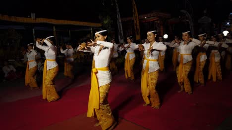 Mujeres-Actuando-En-El-Antiguo-Templo-Hindú,-Danza-Artística-Tradicional-Visión-Más-Clara-Del-Mundo-Espiritual-Bali-Indonesia-Viajes-Y-Turismo