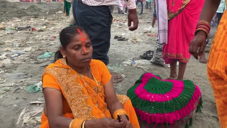 Devotos-Practicando-Rituales-Durante-El-Festival-Chhat-Puja-En-El-Río-Yamuna-En-Nueva-Delhi