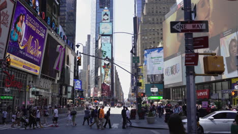 Crowds-of-people-walking-through-new-york-city