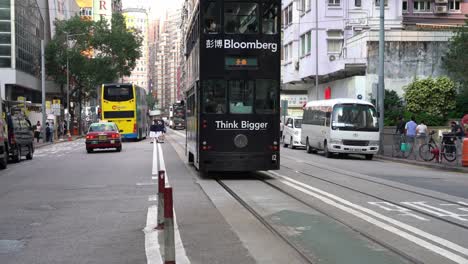 Hongkong-Straßenbahn-Beim-Verlassen-Des-Bahnhofs-Mit-Bloomberg-Werbung