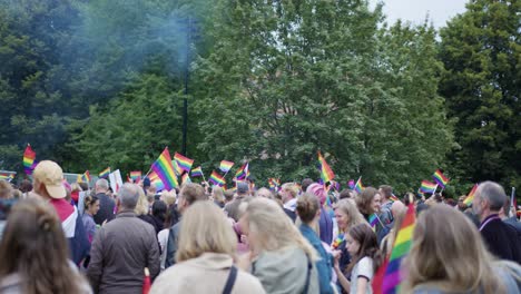 Menge-Von-Menschen,-Die-Oslo-Pride-2022-Feiern,-Ansicht-Von-Rechts