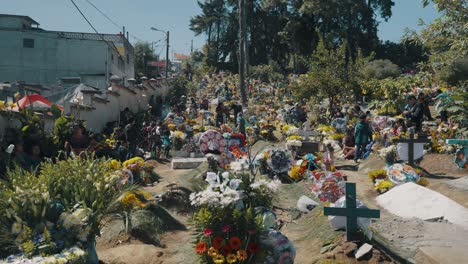 Dorfbewohner-Erinnern-Sich-An-Allerheiligen-An-Ihre-Verstorbenen-Angehörigen-In-Sumpango,-Guatemala