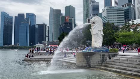 Blick-Auf-Die-Merlion-Statue-In-Der-Marina-Bay-Gegen-Das-Zentrale-Geschäftsviertel-In-Singapur