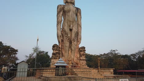Eine-Gigantische-Monolithische-Statue-Von-Bahubali,-Auch-Bekannt-Als-Gomateshwara
