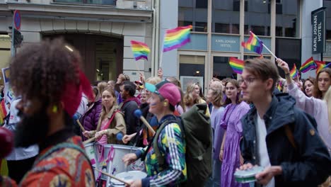 Bunte-Parade-Von-Oslo-Pride-2022-In-Den-Straßen-Der-Innenstadt,-Seitenansicht