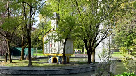 Miniaturkapelle-In-Der-Nähe-Von-Wasserspeier-Brunnen-Im-Doña-Casilda-Park,-Weitschuss-Aus-Der-Hand