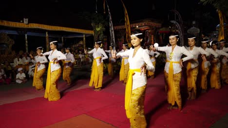 Junge-Balinesische-Tänzerinnen-Treten-In-Der-Nähe-Des-Religiösen-Tempels-Auf-Und-Tragen-Gelbe-Kebaya-Kostüme-Und-Kopfbedeckungen