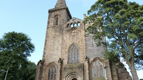 Toma-Panorámica-Vertical-De-La-Abadía-De-Dunfermline-Conocida-Como-La-Iglesia-De-Robert-The-Bruce-En-Scorland