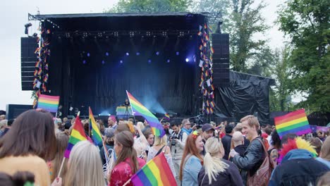 Leuchtende-Bühne-Mit-Künstlern-Und-Einer-Riesigen-Menschenmenge-In-Der-Nähe-Im-Oslo-Pride-2022