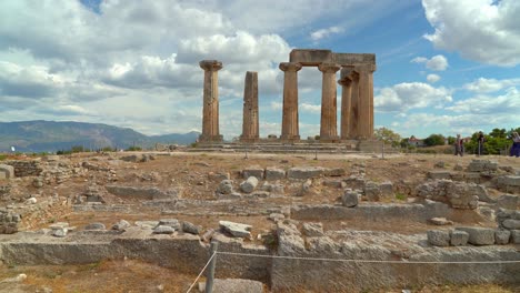 Templo-De-Apolo-En-La-Antigua-Corinto