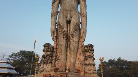 Una-Gigantesca-Estatua-Monolítica-De-Bahubali,-También-Conocida-Como-Gomateshwara