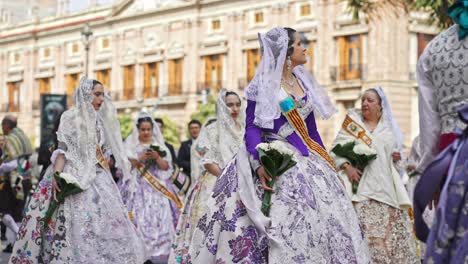 Frauengruppe-Mit-Traditioneller-Kleidung-Für-Das-Spanische-Fest-&quot;Las-Fallas&quot;-In-Valencia,-Spanien