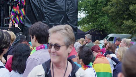 Frau-Hält-Regenbogenfahne-über-Sich-Und-Tanzt-In-Oslo-Pride-2022