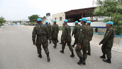 Soldados-Brasileños-De-Mantenimiento-De-La-Paz-Marchan-Por-Una-Carretera-En-La-Base-De-La-ONU-En-Puerto-Príncipe,-Haití