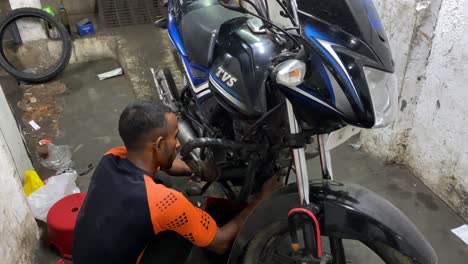 Bangladesh-Mecánico-Trabajando-En-Motor-De-Moto-Dentro-Del-Taller-De-Garaje