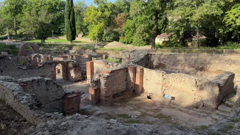 Schwenk-über-Die-Ruinen-Der-Römischen-Kaiserbäder-In-Der-Stadt-Hisarya,-Bulgarien