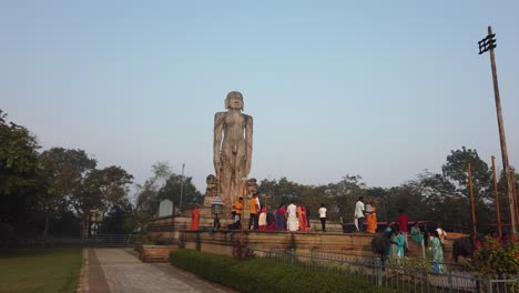 Pilar-Dhwaja-Sthambam-Frente-A-La-Estatua-Bahubali