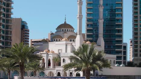 Moschee-Unter-Modernen-Wolkenkratzern-In-Dubai