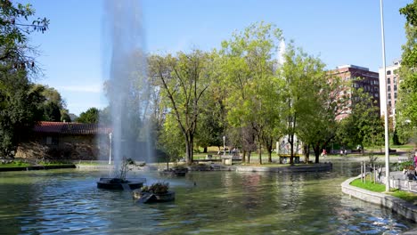 Waterspout-fountains-in-Doña-Casilda-Park-with-people-enjoying-a-sunny-day,-Wide-angle-shot