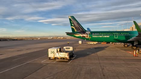 El-Primer-Avión-Airbus-A321neo-De-Frontier-Airlines,-N603fr,-Empujado-Hacia-Atrás-Desde-La-Puerta-Del-Aeropuerto-Internacional-De-Denver