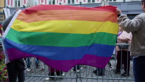 Junges-Mädchen,-Das-Regenbogenfahne-In-Oslo-Pride-2022-Schwenkt,-Seitenansicht