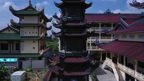 Luftaufnahme-Des-Farbenfrohen-Buddhistischen-Tempels-An-Einem-Sonnigen-Tag-Mit-Blauem-Himmel
