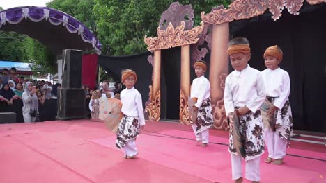 Jathilan-or-Kuda-lumping-dance-performances