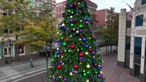 Decorated-Christmas-tree-in-downtown-American-city-with-USA-flag