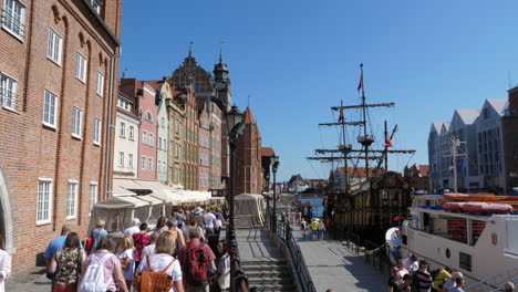 Gdansk-Old-Town-Harbor-with-Caravel-and-Boat-on-Motlawa-River,-Poland