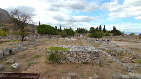 Vasta-área-De-Ruinas-De-Tiendas-Centrales-En-La-Antigua-Corinto