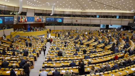 Miembros-Del-Parlamento-Europeo-Saliendo-De-La-Sala-Del-Hemiciclo-Después-De-La-Sesión-Plenaria-De-La-Ue-En-Bruselas,-Bélgica
