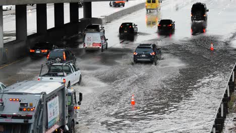 Las-Inundaciones-En-La-Autopista-Causan-Grandes-Retrasos