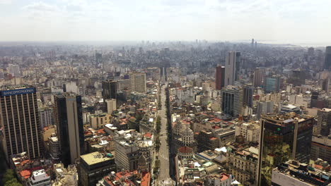 Sinkende-Antenne-Der-Innenstadt-Von-Buenos-Aires,-Der-Avenue-Und-Des-Berühmten-Obelisken