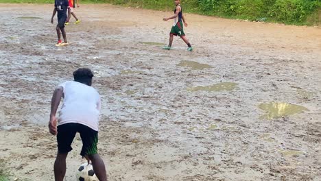 Hombres-Jugando-Al-Fútbol-En-Condiciones-Trágicas