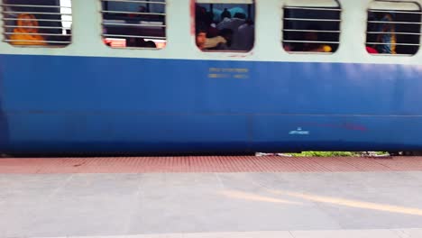 Indischer-Passagier-expresszug,-Der-Den-Bahnhof-Am-Abend-Aus-Dem-Flachwinkelvideo-Verlässt,-Wird-Am-Bahnhof-Kamakhya-Assam,-Indien,-Am-22.-Mai-2022-Aufgenommen