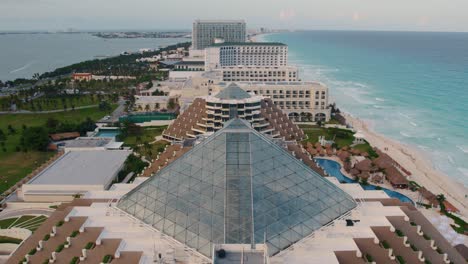 Tragaluz-De-Pirámide-De-Vidrio-En-La-Azotea-En-Paradisus-Resort-Hotel-Cancun