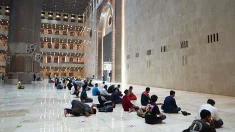 Muslimisches-Gebet-In-Der-Istiqlal-Moschee
