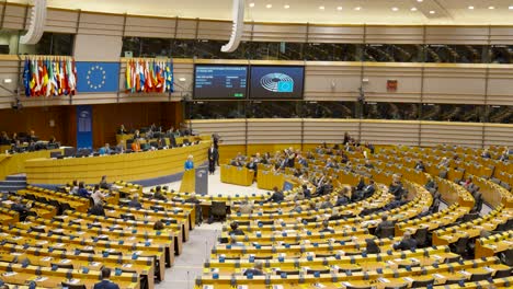 Sala-Plenaria-Del-Parlamento-Europeo-Durante-El-Discurso-De-Ursula-Von-Der-Leyen,-Presidenta-De-La-Comisión-Europea---Gran-Angular