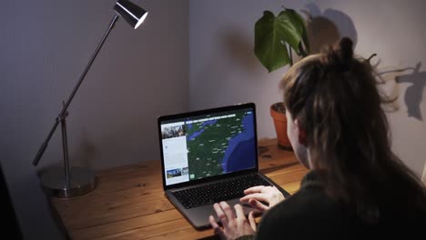 Mujer-En-Su-Laptop-Investigando-En-Google-Maps