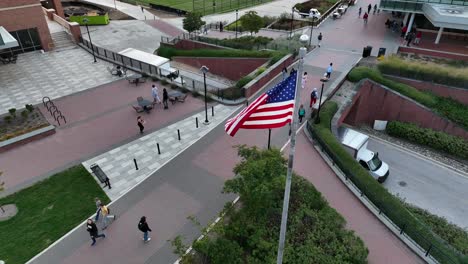 American-College-Campus-Mit-USA-Flaggen