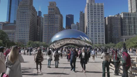 Cloud-Gate-statue-in-Chicago,-Illinois-with-people-and-stable-establishing-shot