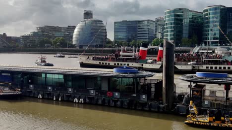 Dampfschifffahrt-Auf-Dem-Londoner-Kanal-Moderner-Wolkenkratzer-Im-Hintergrund