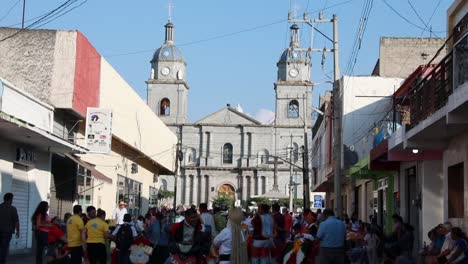 Catedral-Con-Gente-En-La-Calle-Del-Pueblo-Antes-De-Comenzar-El-Xxiv-Encuentro-De-Danzas-Ancestrales-En-Tuxpan,-Jalisco,-México