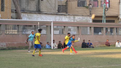 Equipo-De-Fútbol-Local-En-Karachi-Jugando-En-El-Campo