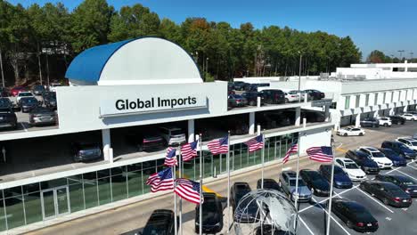 Banderas-Americanas-En-El-Concesionario-De-Automóviles-De-Importaciones-Globales