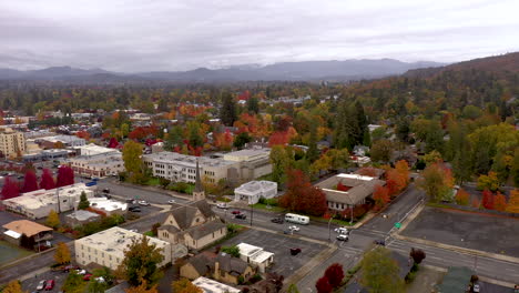 Court-House-City-Hall-In-Grants-Pass-Oregon-Während-Der-Herbstfarben