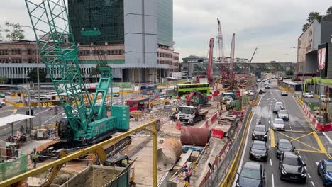 Vista-De-Tráfico-Y-Trabajo-De-Reconfiguración-De-Carreteras-En-Curso-Para-La-Construcción-Del-Corredor-Norte-sur-En-Novena,-Singapur